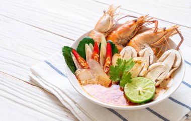 Baharatlı karides çorbası (Tom Yum Goong)