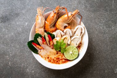 Baharatlı karides çorbası (Tom Yum Goong)