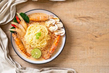 Baharatlı karides spagetti makarna (Tom Yum Goong)