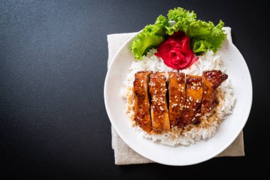tepesinde pirinç teriyaki soslu ızgara tavuk