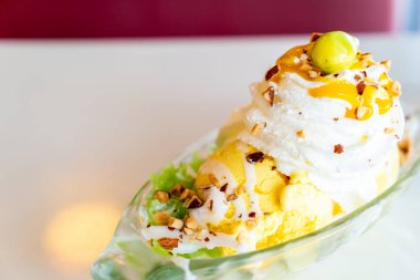 yapışkan pirinç ve krem şanti ile Mango Dondurma