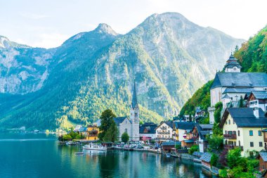Avusturya Alpleri'nde Hallstatter gölde Hallstatt Köyü