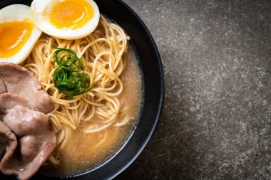 domuz eti ve yumurta ile TONKOTSU ramen erişte