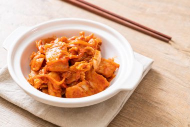kimchi ile tavada kızartılmış domuz eti