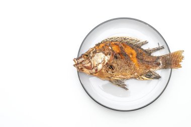 Kızarmış balık baharatlı deniz ürünleri sos ile