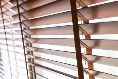 Oturma odasında penceresinde ahşap kepenkleri