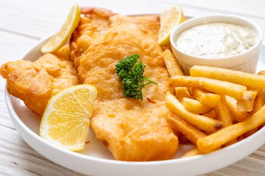 Kızartmalı balık ve patates kızartması.