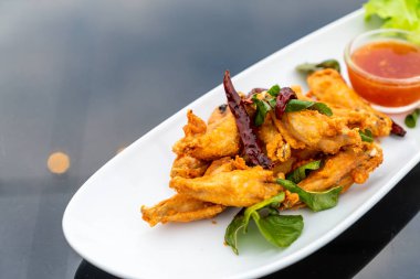 Kızarmış tavuk kanadı.