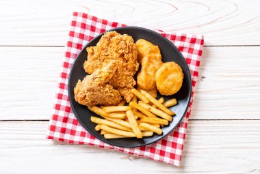 patates kızartması ve nuggets yemek kızarmış tavuk