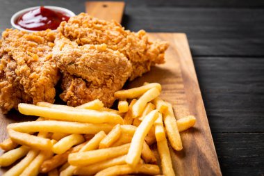 patates kızartması ve nuggets yemek kızarmış tavuk