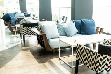 Açık veranda üzerinde rahat yastık 