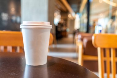 sıcak kahve kağıt bardak kahve dükkanında