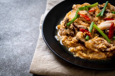 Tavada kızartılmış kalamar ve ahtapot tuzlu yumurta ile