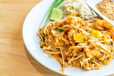 Karides ve karidesler Ile Thai Fried Rice noodle