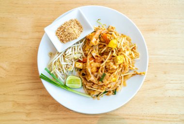 Karides ve karidesler Ile Thai Fried Rice noodle