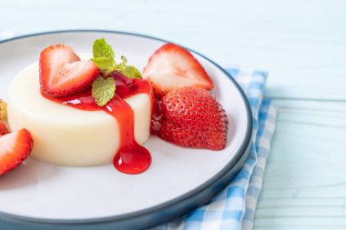 yoğurt puding taze çilek ile