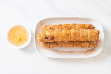 Derin kızarmış Yengeç rulo