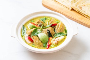 Roti ve tavuk ile yeşil köri