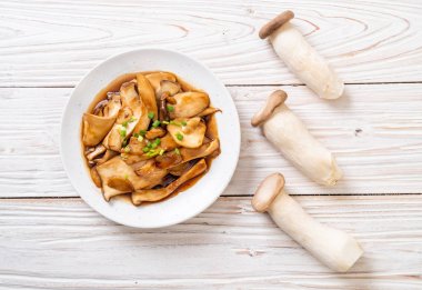 tavada kızartılmış Kral istiridye, istiridye soslu mantar