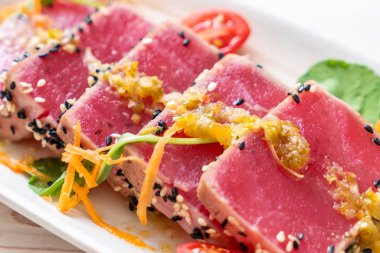 Taze orkinos baharatlı salata sosu ile ham