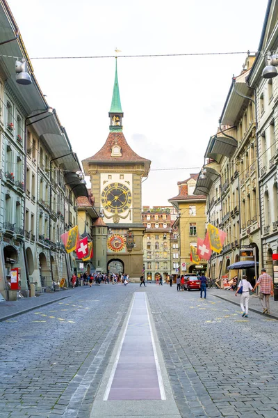 Berna, Svizzera - 23 AGOSTO 2018: Le persone nel vicolo dello shopping wi — Foto Stock