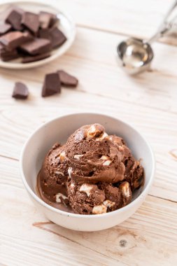 Çikolatalı dondurma marshmallow ile