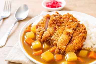 Çıtır çıtır kızarmış domuz pirzola köri ve pilav ile 