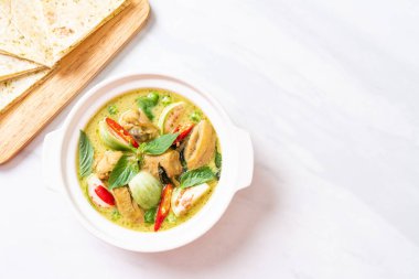 Roti ve tavuk ile yeşil köri