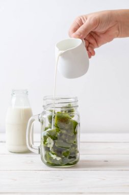 Matcha yeşil çay buzlu süt ile