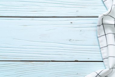 mutfak bezi (peçete) mavi ahşap zemin üzerine