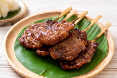 saptırılmış süt domuz beyaz yapışkan pirinç ile ızgara