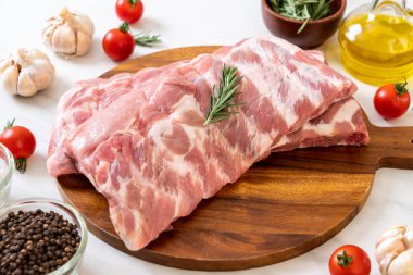 Taze çiğ domuz kaburgası. 