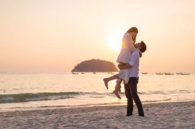 Mutlu çift balayı gidiş tropikal kum plajı üzerinde su içinde seyahat.