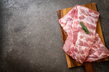 Taze çiğ domuz kaburgası. 