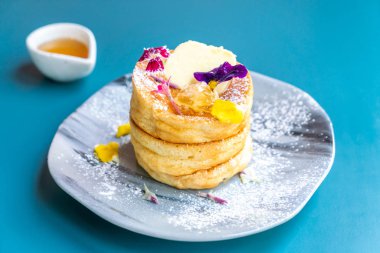 bal ve tereyağı ile pancake
