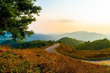 Katman dağ ve yol ile güzel günbatımı gökyüzü