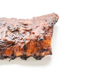 Izgara Barbekü kaburga domuz üzerinde beyaz izole