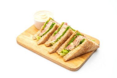 Beyaz arka planda ev yapımı tuna sandviç