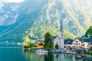 Avusturya Alpleri'nde Hallstatter gölde Hallstatt Köyü