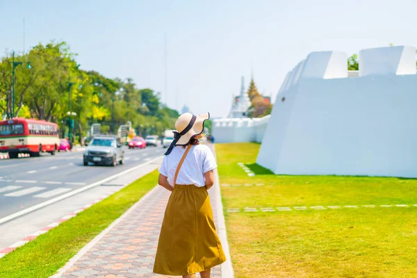 Mutlu Asyalı kadın seyahat Tayland — Stok fotoğraf