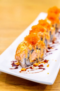 Peynir ile somon rulo suşi