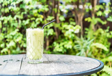 buzlu matcha yeşil çay bardağı masanın üzerine