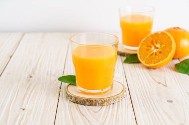 Ahşap arka plan üzerinde taze portakal suyu
