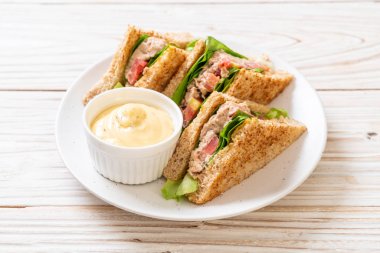 Ev yapımı ton balıklı sandviç 