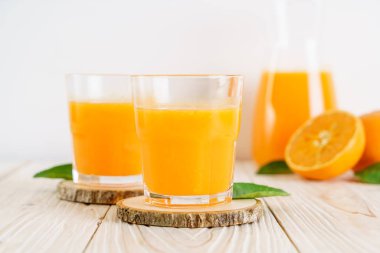 Ahşap arka plan üzerinde taze portakal suyu