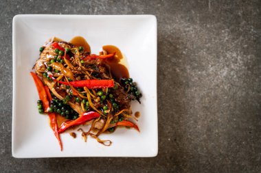 Baharatlı tavada kızartılmış ve bitki ile orfoz balığı fileto 