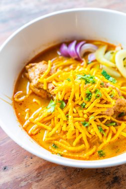 Tayland Kuzey tarzı Curried tavuk şehriye çorbası 