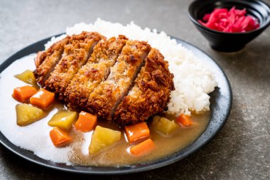 Çıtır çıtır kızarmış domuz pirzola köri ve pilav ile 