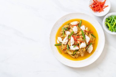 köri tozu ile kızartılmış Yengeç