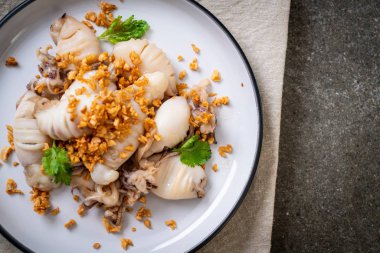 Kızarmış kalamar ve ahtapot sarımsak ile